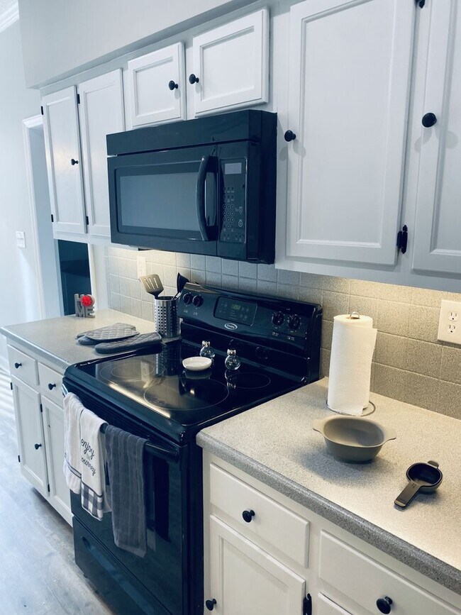Foto del edificio - Coming Soon.... Spacious 3 Bedroom 2.5 Bath Townhome!!