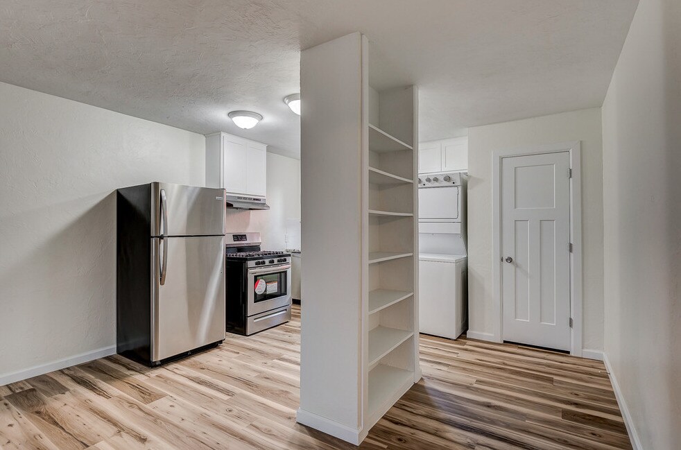 Primary Photo - 214 W Maple Ave