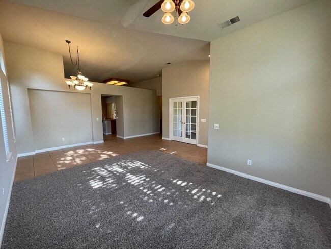 Building Photo - 8851 N Sierra Vista Ave