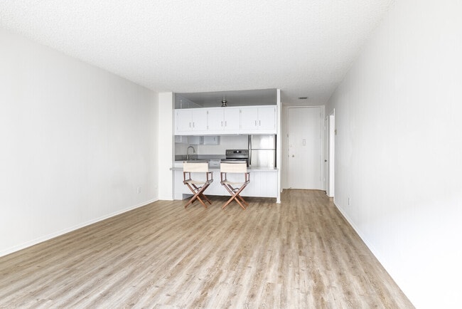 1BR, 1BA - 785SF - Dining Room - Cedar Tropics