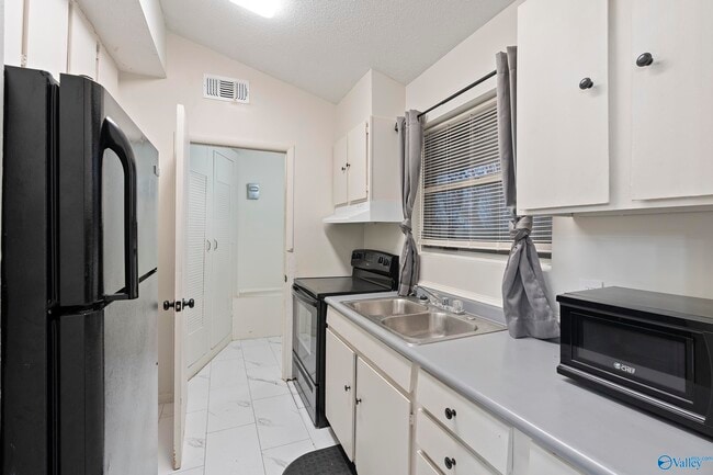 Building Photo - 2014 Colony Dr SW