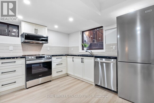 Building Photo - 343 Prince Edward Dr N