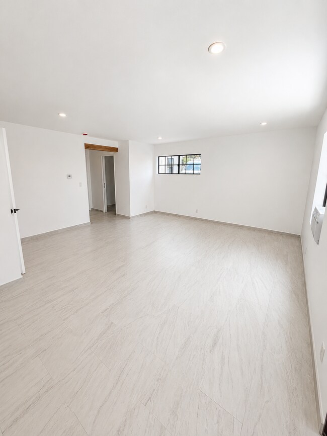 Building Photo - 532 E Arrellaga St