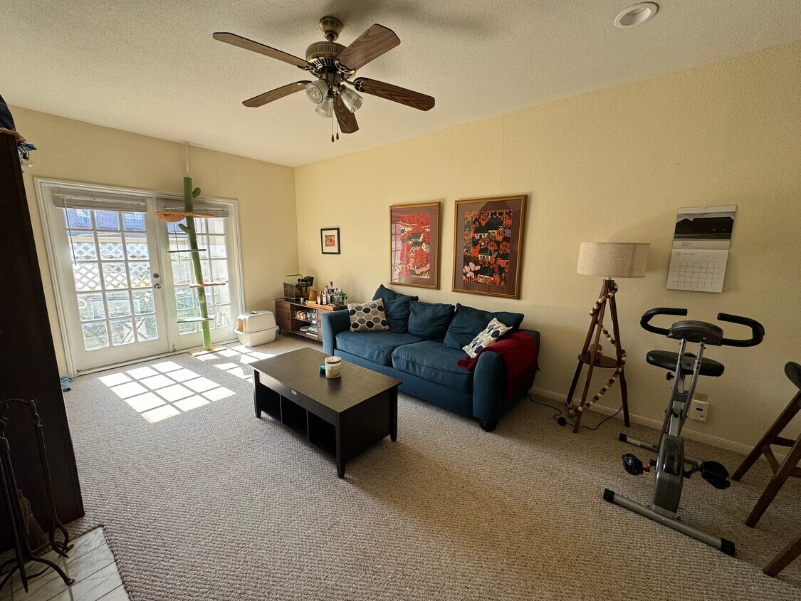 Primary Photo - 2121 El Paseo St