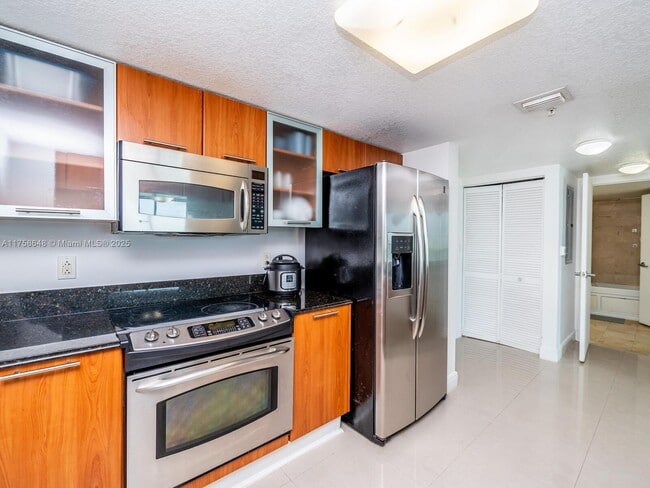 Building Photo - 1800 N Bayshore Dr