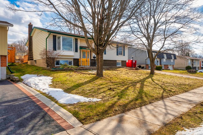 Building Photo - 2 -788 Hillside Drive. Kingston, Ontario