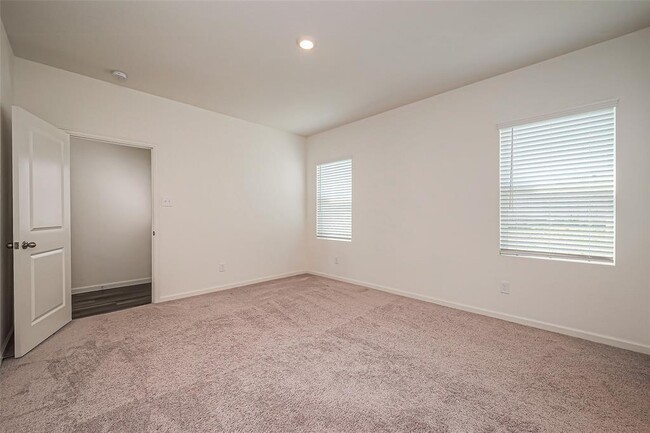 Foto del edificio - 614 Edge Lake Ct
