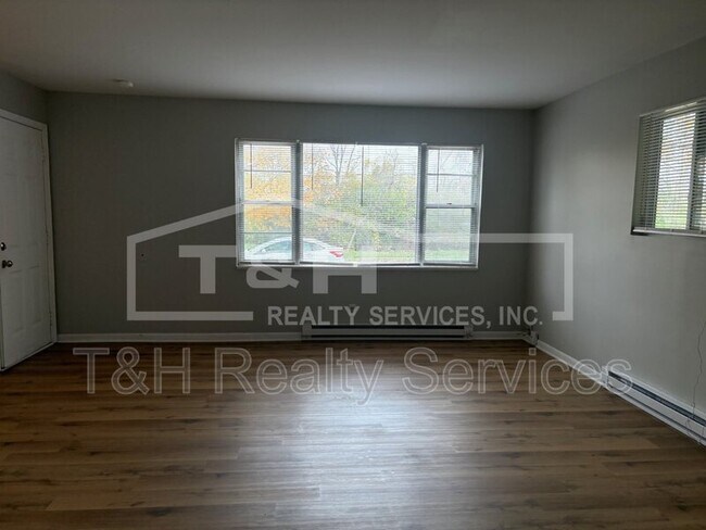 Building Photo - 841 Riverside Dr