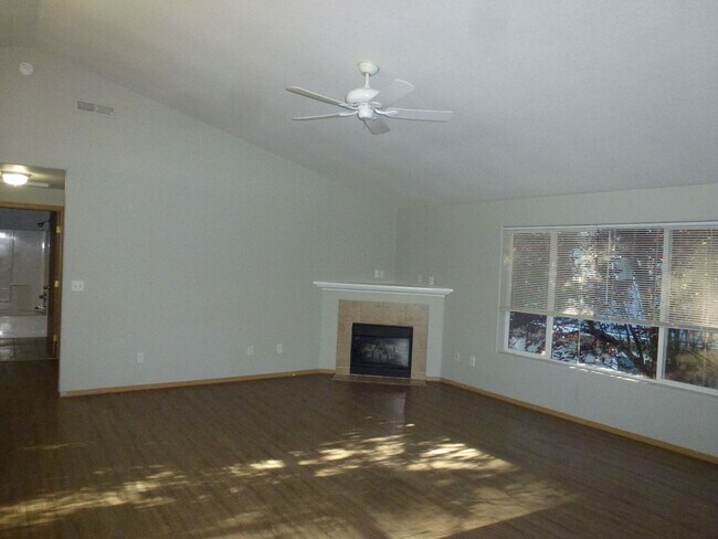 Foto del edificio - Spacious Townhome Nestled Down Private Drive