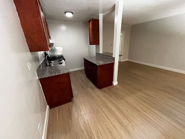 Building Photo - 916 S Manhattan Pl
