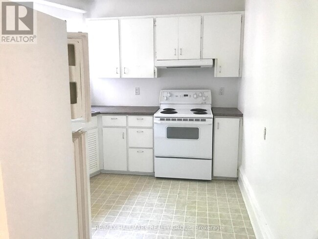 Building Photo - 421 Lisgar St