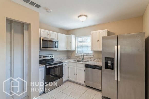 Foto del edificio - NOW AVAILABLE! 8036 Mactavish Way W, Jacks...