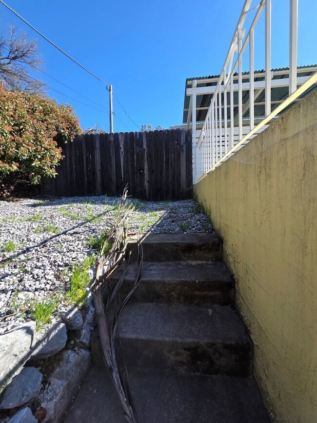 Building Photo - 19090 Hollow Ln