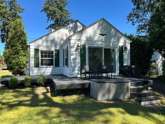 Building Photo - Gorgeous lakehouse 2 bed home - Lake Access!