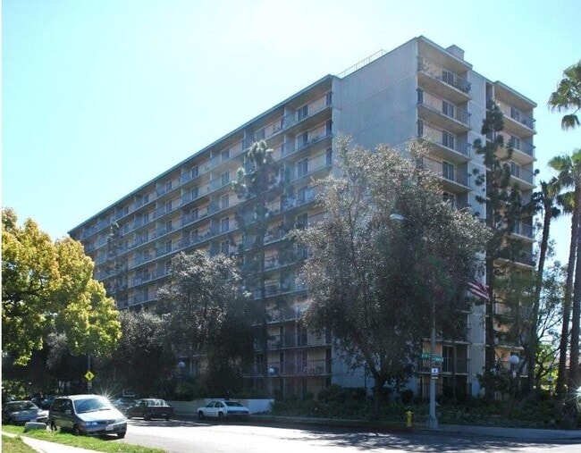 Building Photo - 560 E Villa St