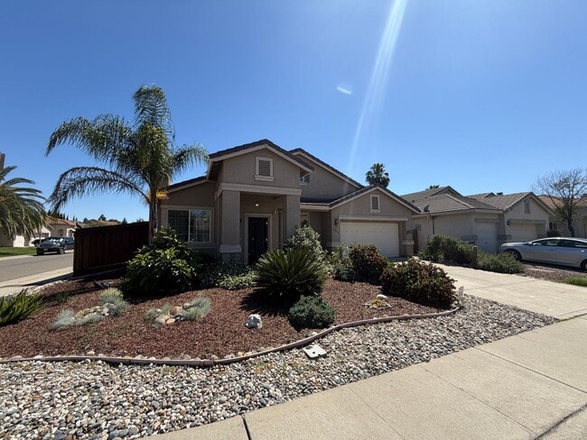 Building Photo - 3 bedroom + office | 2 bathroom | Single family home