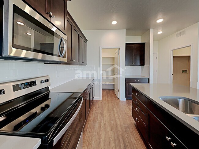 Building Photo - 898 N Garnet Creek Ave