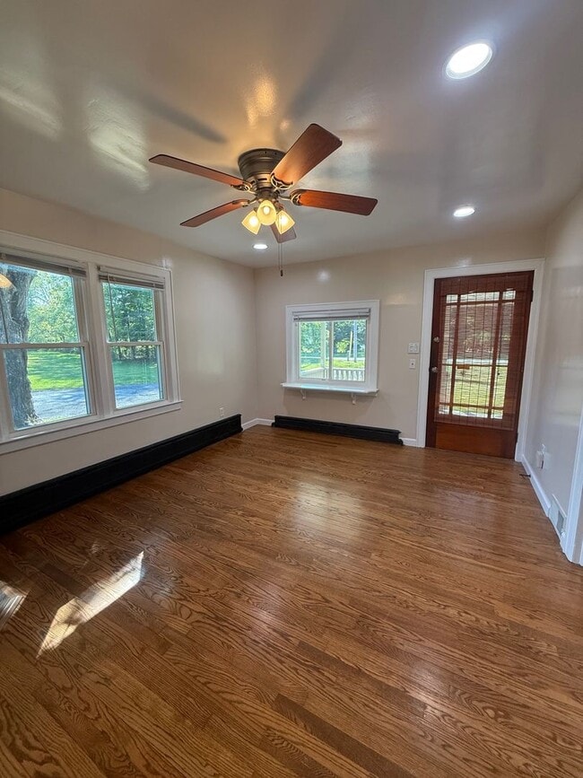 Building Photo - 3 Bedroom House With Large Yard and 2 Bath...