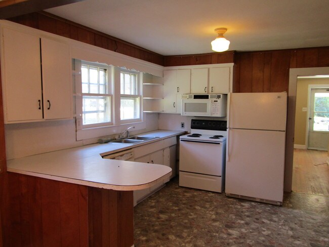 Building Photo - 438 Fairgrounds Rd