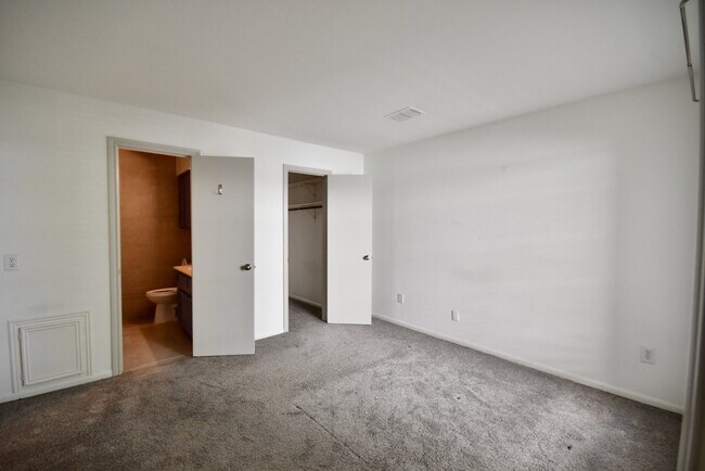 Foto del edificio - 4404 Basswood Ln