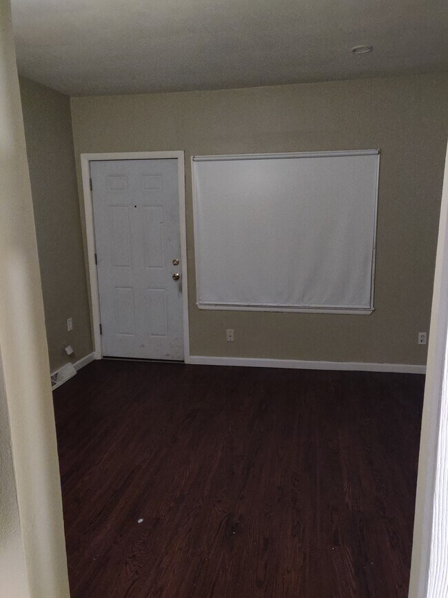 living room/front entrance - 910 Wilson Ave