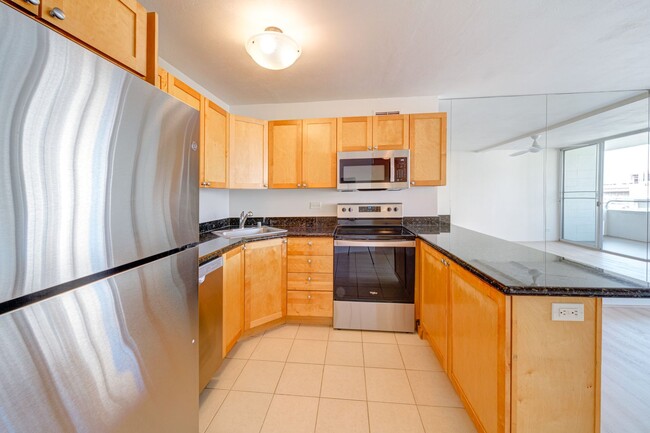 Building Photo - Fully Renovated, Spacious 1 bedroom unit w...