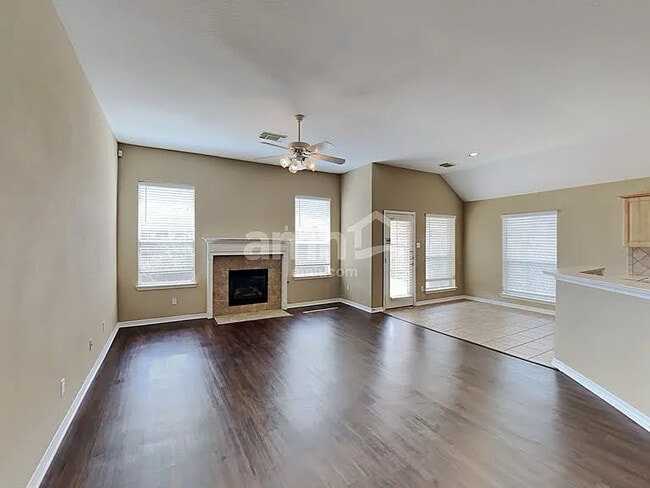 Foto del edificio - 214 Autumn Creek Ln