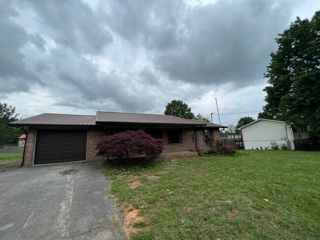 Building Photo - 701 Winston Dr