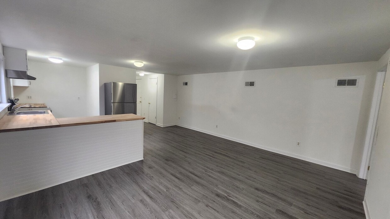 Primary Photo - Pleasant Valley Shopping Center Residential