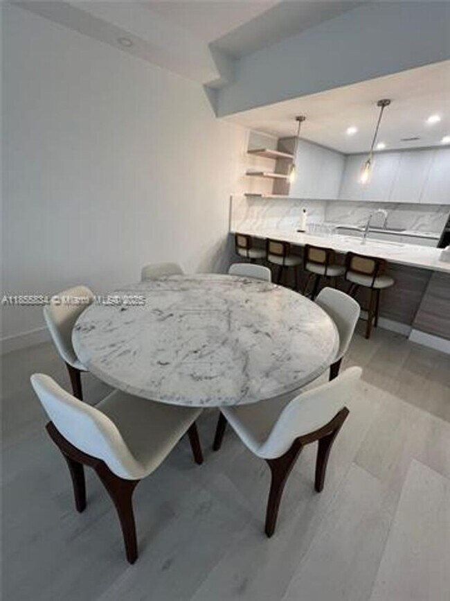 Foto del edificio - 251 Crandon Blvd