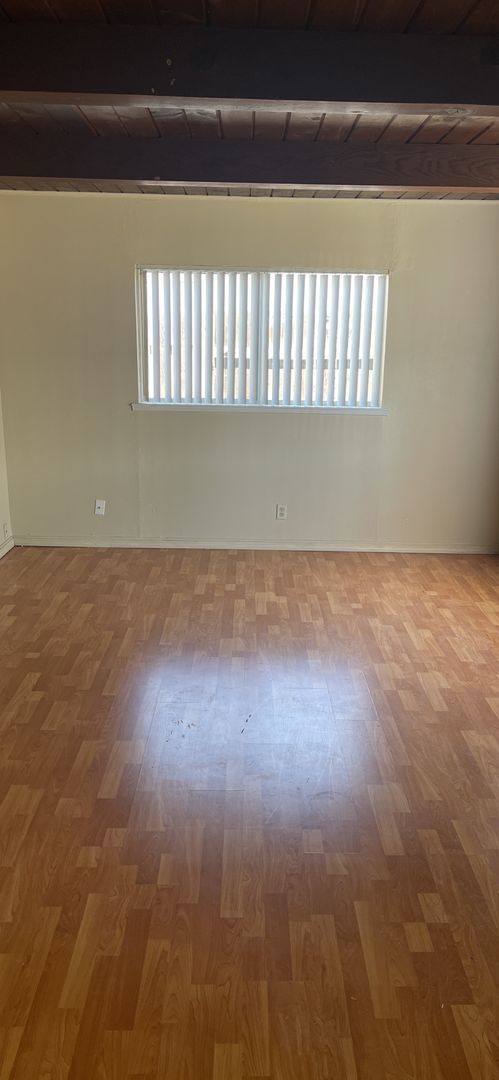 Building Photo - Fantastic 3 bedroom 1 bath