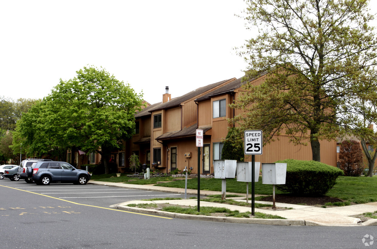 Primary Photo - Laurelton Woods