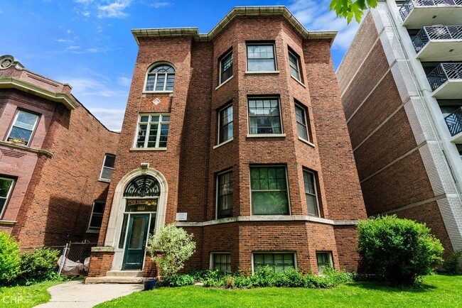 Building Photo - 5825 N Kenmore Ave