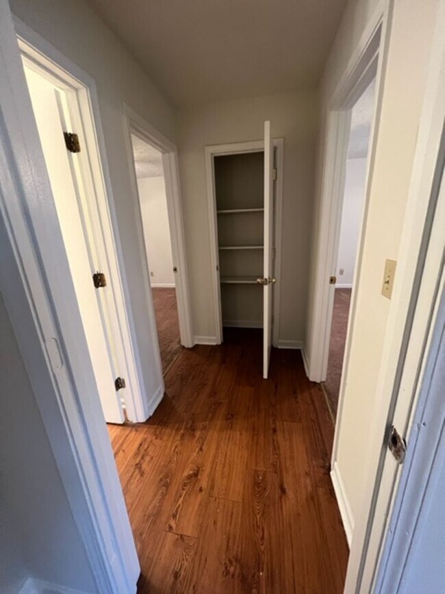 Foto del edificio - 2 bed 1 bath duplex in Bogart!