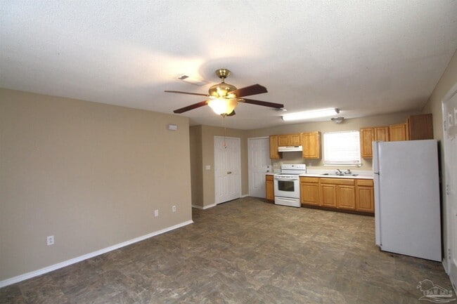 Foto del edificio - 8437 Cherry Ave