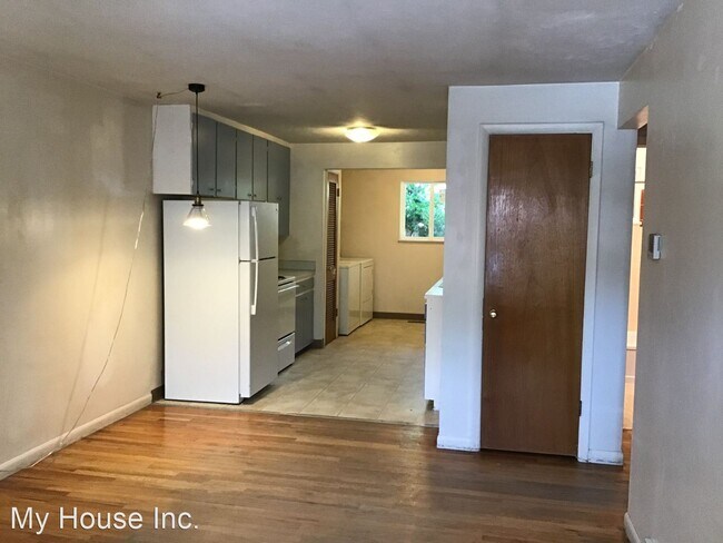 Building Photo - 2 br, 1 bath House - 1038 Cragmore Dr.