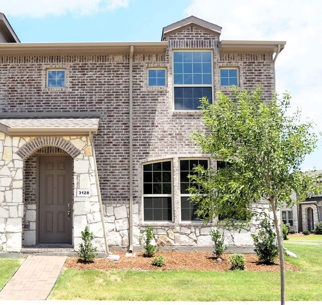 Building Photo - Like NEW 3 Bed - 3 Bath Townhome in Denton