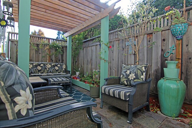 Building Photo - 3222 Stockbridge Ln