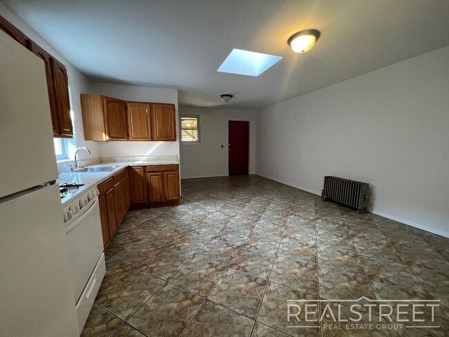 Foto del edificio - 1 BED with Backyard in Greenwood Heights!