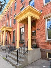 Building Photo - 67 Warren St