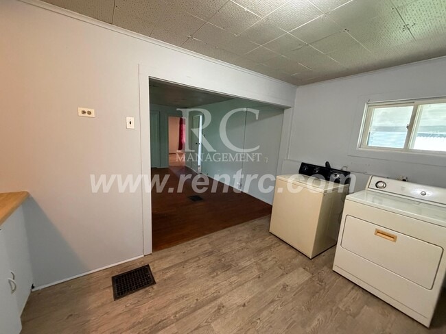 Building Photo - 410 Grant-