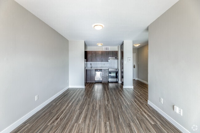 1BR, 1BA - 592 SF - Salon - Le Palais & Capital Terrace