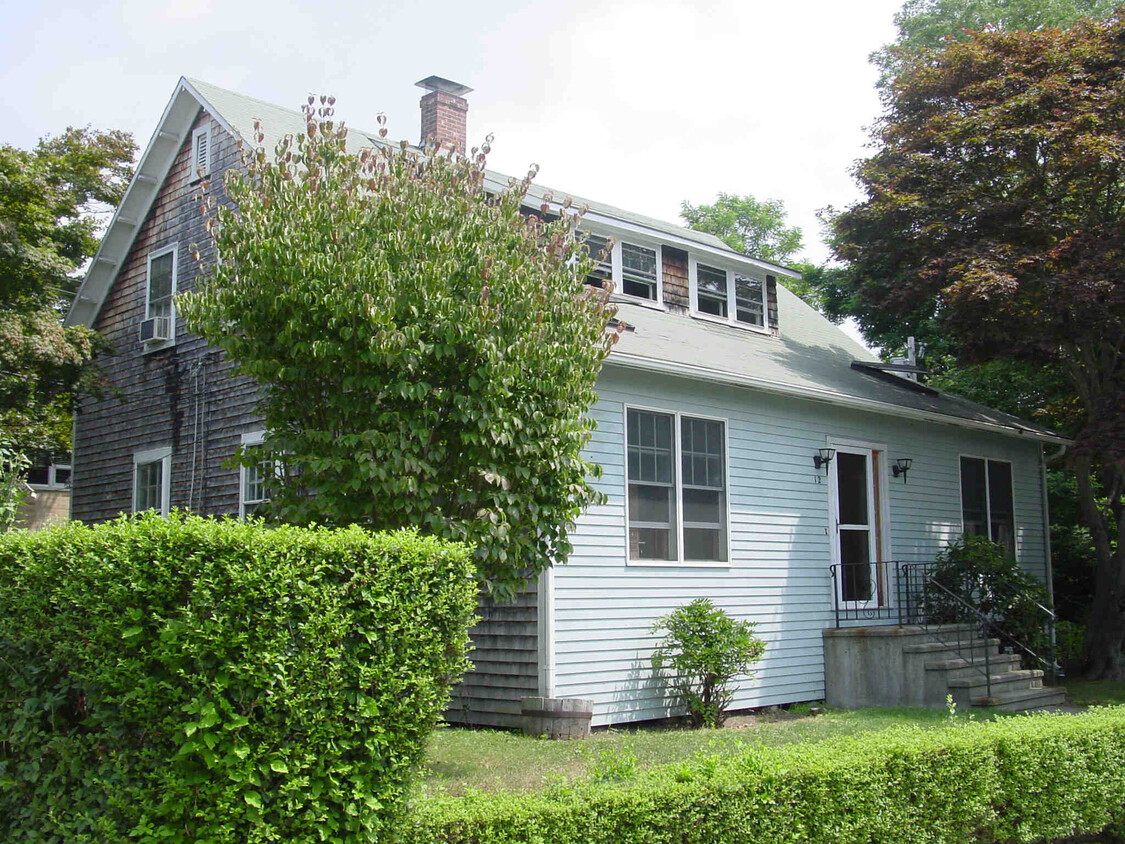 Front - 12 Ledyard St