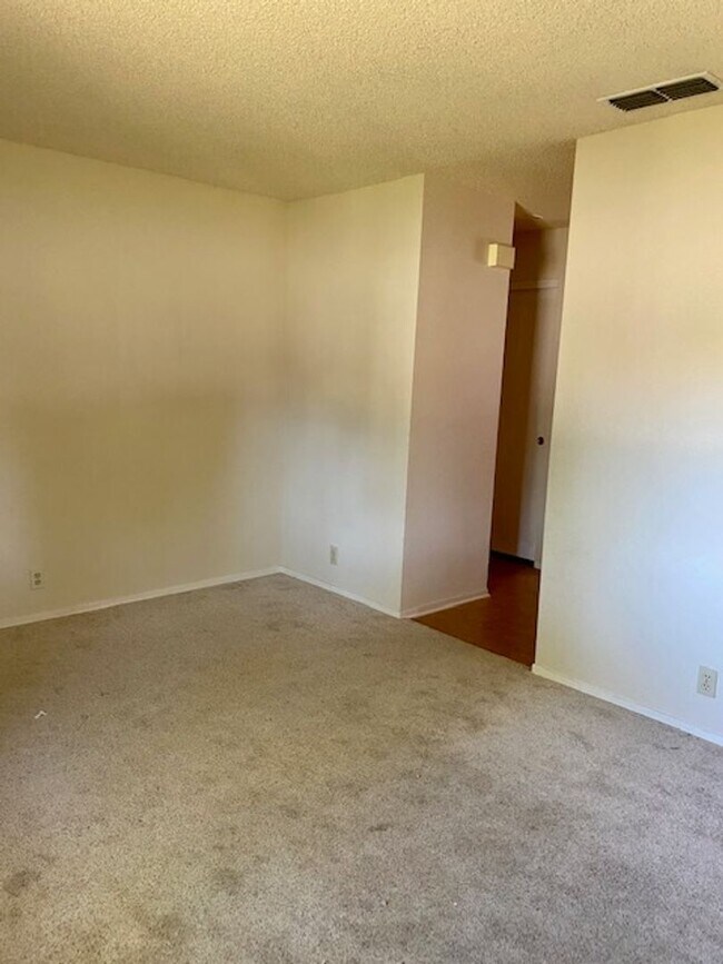 Building Photo - Cute 2 Bedroom 1 Bath Home w/ Large Backyard