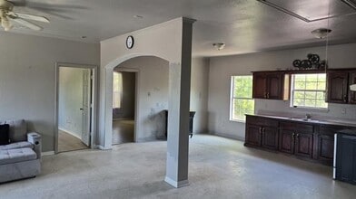 Building Photo - 609 Elwayne Ave
