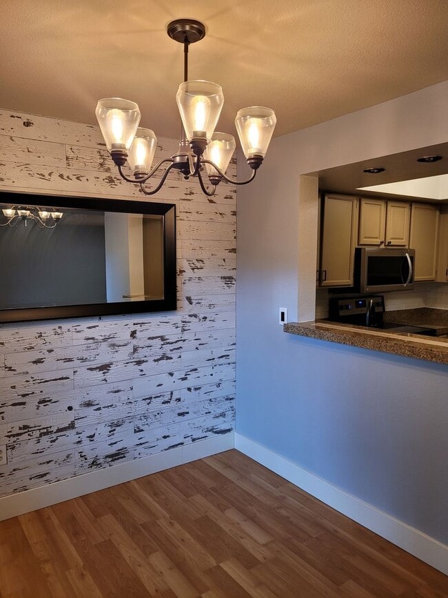 Building Photo - Spacious 2-Bedroom Ground Floor Condo with Private Yard in Kirkland