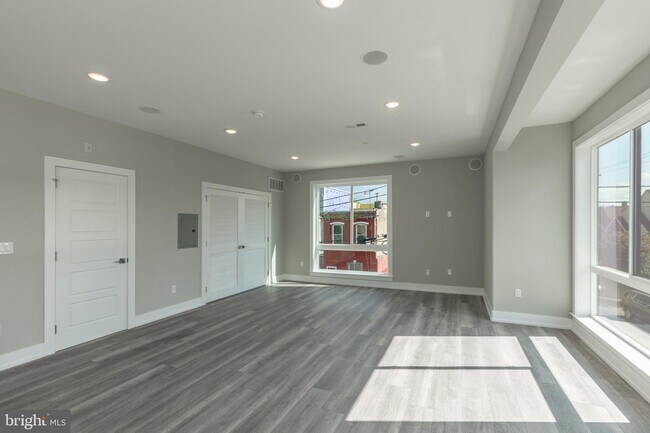 Building Photo - 2401 N Mascher St