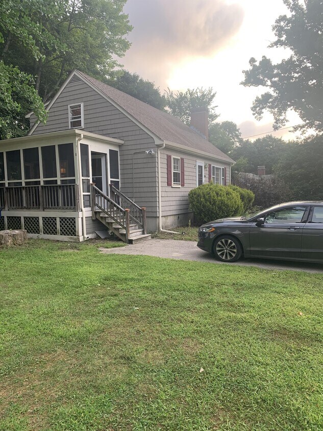 Primary Photo - 394 Village St