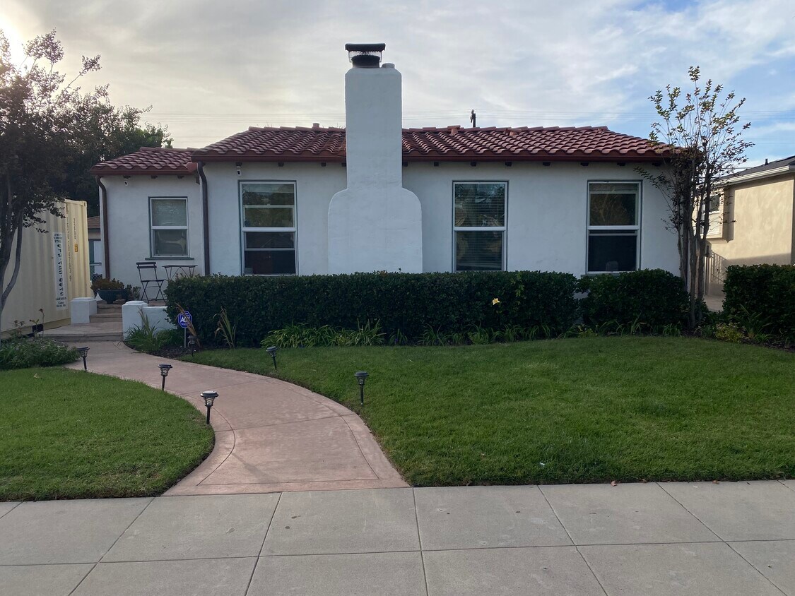 Front - 4766 Aragon Dr