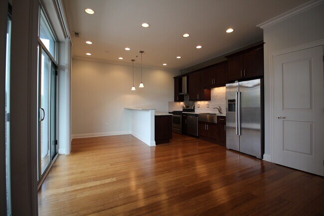 Building Photo - 1609 W Warren Blvd